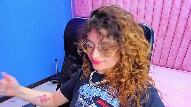 Snapshot of EmiliRouse_ chatting on November 9, 2025, 5:22 pm EmiliRouse online show from November 9, 2025, 5:22 pm