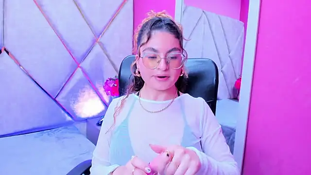 Snapshot of EmiliRouse_ chatting on November 13, 2025, 2:43 am EmiliRouse online show from November 13, 2025, 2:43 am