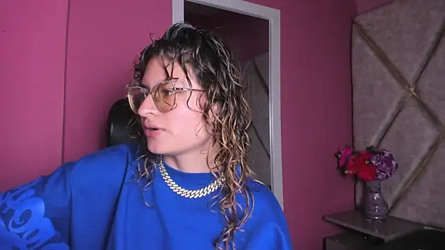 Snapshot of EmiliRouse_ chatting on November 19, 2025, 2:55 am EmiliRouse online show from November 19, 2025, 2:55 am