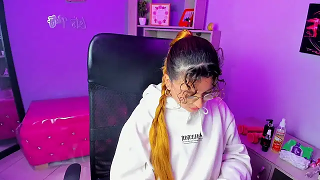 Snapshot of EmiliRouse_ chatting on November 22, 2025, 1:48 am EmiliRouse online show from November 22, 2025, 1:48 am