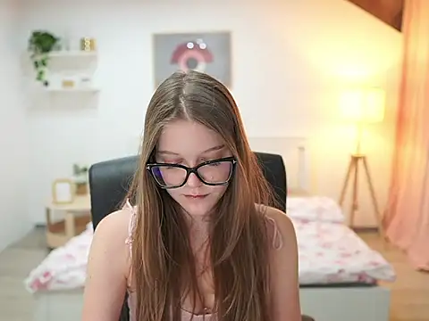 lisa mccoy  online show from October 18, 2025, 1:34 pm