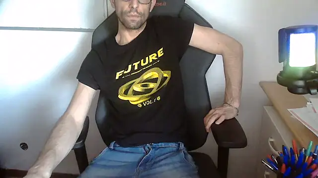 Snapshot of topg84 chatting on May 25, 2026, 4:35 pm topg84 online show from May 25, 2026, 4:35 pm
