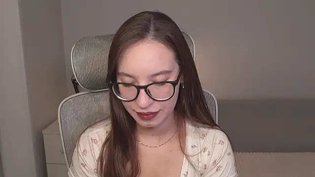 Snapshot of WhyEmmyCry chatting on June 10, 2026, 5:28 am WhyEmmyCry online show from June 10, 2026, 5:28 am