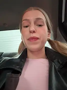 kira mia online show from April 28, 2026, 4:23 pm