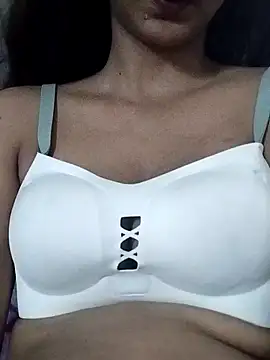 Snapshot of Aaliya_BigBoobs_1 chatting on June 5, 2026, 8:42 am Aaliya BigBoobs 1 online show from June 5, 2026, 8:42 am