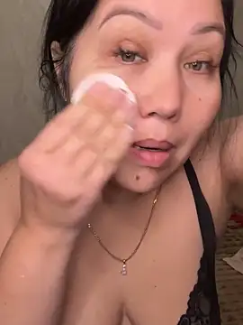 Snapshot of Love__Mom chatting on December 17, 2025, 7:09 pm Love Mom online show from December 17, 2025, 7:09 pm