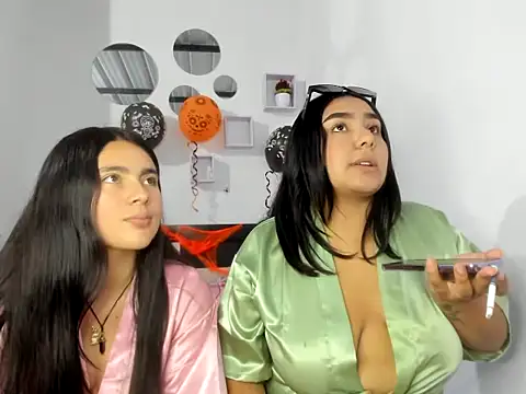 Twodirtyteens18 online show from October 28, 2025, 12:47 am