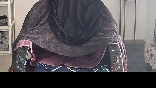 Snapshot of MakeMeAwareAah chatting on December 3, 2025, 7:16 am MakeMeAwareAah online show from December 3, 2025, 7:16 am