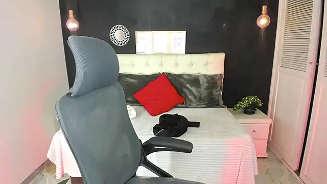 ROZZE MILA online show from March 17, 2026, 8:34 pm