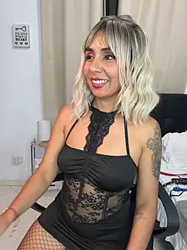 Emilyvalk  online show from May 26, 2026, 11:01 pm