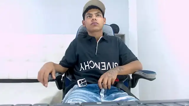 Snapshot of Yordi_Alpha chatting on October 24, 2025, 7:43 pm Yordi Alpha online show from October 24, 2025, 7:43 pm