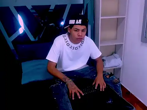 Snapshot of Yordi_Alpha chatting on November 7, 2025, 1:00 pm Yordi Alpha online show from November 7, 2025, 1:00 pm