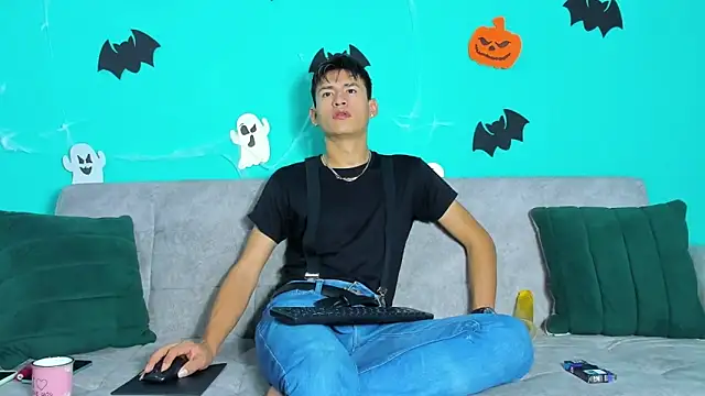 Snapshot of Nicolas_Torres_ chatting on October 29, 2025, 7:32 am Nicolas Torres online show from October 29, 2025, 7:32 am