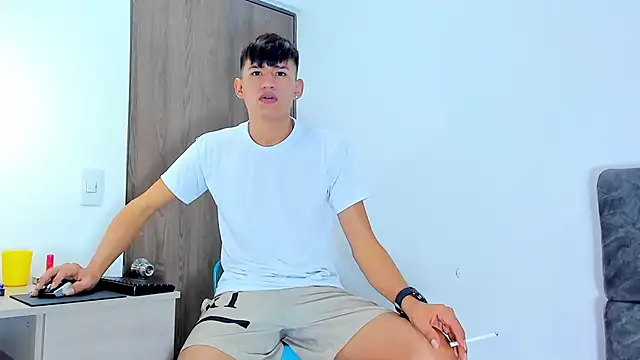 Snapshot of Nicolas_Torres_ chatting on November 5, 2025, 7:30 am Nicolas Torres online show from November 5, 2025, 7:30 am