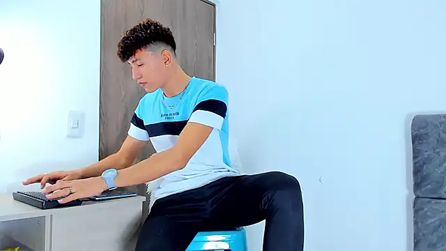 Snapshot of Nicolas_Torres_ chatting on November 19, 2025, 4:01 am Nicolas Torres online show from November 19, 2025, 4:01 am