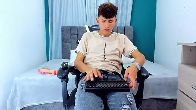 Snapshot of Nicolas_Torres_ chatting on November 20, 2025, 4:34 am Nicolas Torres online show from November 20, 2025, 4:34 am