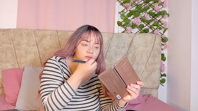 Snapshot of Karina_Wong chatting on November 23, 2025, 8:52 pm Karina Wong online show from November 23, 2025, 8:52 pm