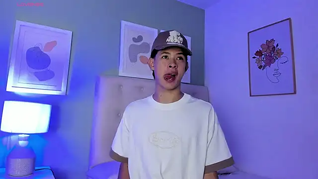 ApoloRicci online show from March 12, 2026, 8:04 pm