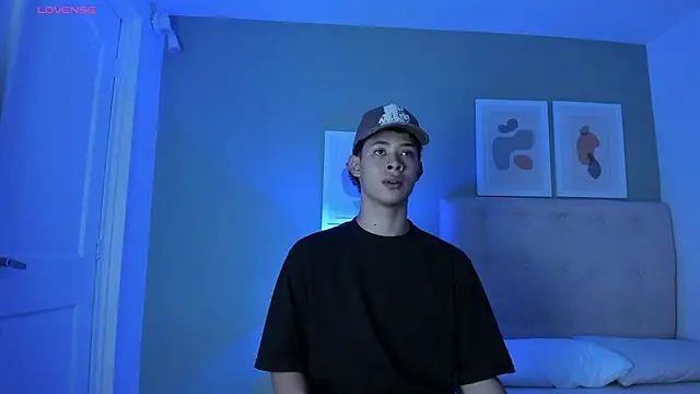 ApoloRicci online show from March 17, 2026, 8:12 pm