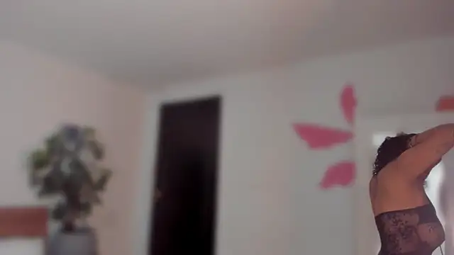 YariRose online show from May 27, 2026, 3:42 pm