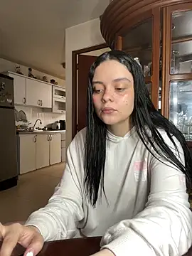 Selena Roa online show from March 12, 2026, 6:47 pm