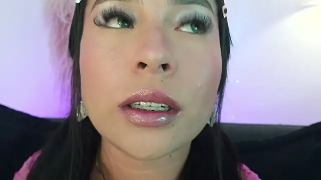 Snapshot of mia_roux1 chatting on May 15, 2026, 9:33 pm mia roux1 online show from May 15, 2026, 9:33 pm