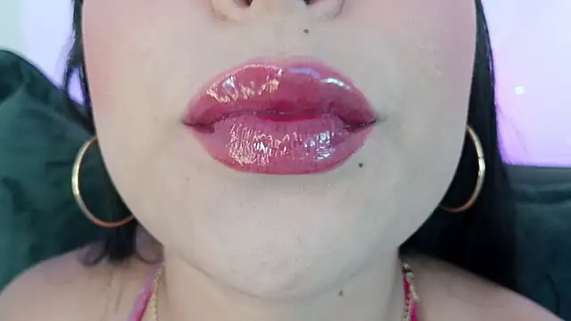 Snapshot of mia_roux1 chatting on May 17, 2026, 10:28 pm mia roux1 online show from May 17, 2026, 10:28 pm