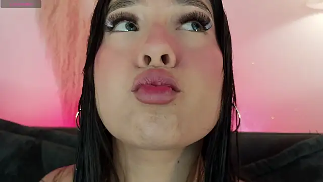 Snapshot of mia_roux1 chatting on June 20, 2026, 11:07 pm mia roux1 online show from June 20, 2026, 11:07 pm