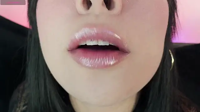 Snapshot of mia_roux1 chatting on June 21, 2026, 10:45 pm mia roux1 online show from June 21, 2026, 10:45 pm