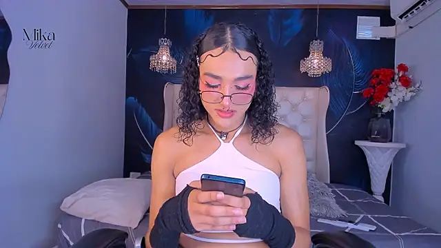 Mika  velvet online show from February 19, 2026, 8:27 pm