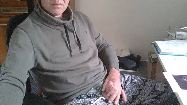 Snapshot of Lutzi1970 chatting on November 18, 2025, 9:47 am Lutzi1970 online show from November 18, 2025, 9:47 am