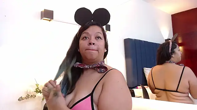 Snapshot of Angyrios chatting on October 31, 2025, 1:23 pm Angyrios online show from October 31, 2025, 1:23 pm