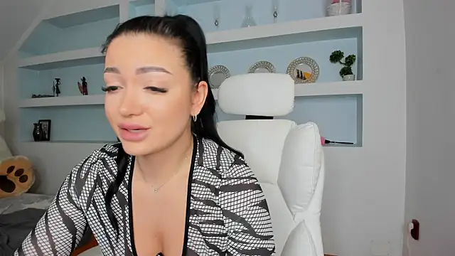 juliexxx online show from February 24, 2026, 6:17 pm