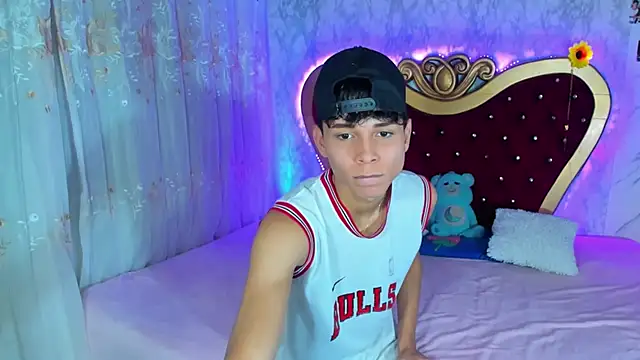 Snapshot of boyswantingplay chatting on March 13, 2026, 7:53 pm boyswantingplay online show from March 13, 2026, 7:53 pm