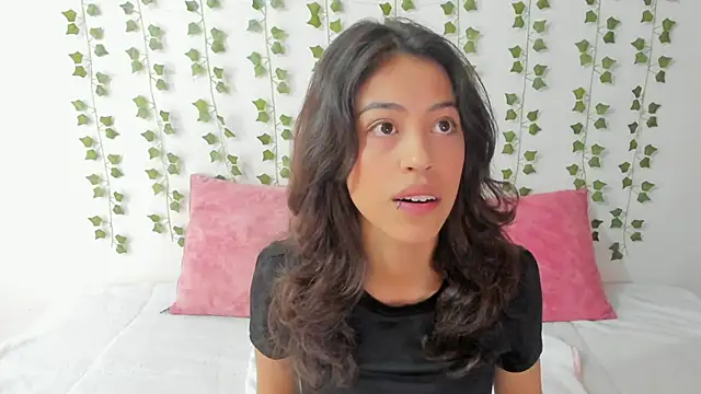 Snapshot of emily_jonessxx chatting on February 2, 2026, 6:28 pm emily jonessxx online show from February 2, 2026, 6:28 pm