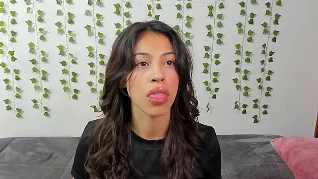 Snapshot of emily_jonessxx chatting on March 6, 2026, 9:33 pm emily jonessxx online show from March 6, 2026, 9:33 pm