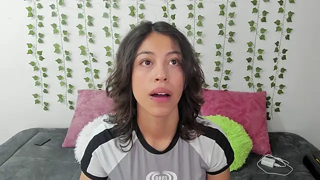 Snapshot of emily_jonessxx chatting on March 24, 2026, 6:02 pm emily jonessxx online show from March 24, 2026, 6:02 pm