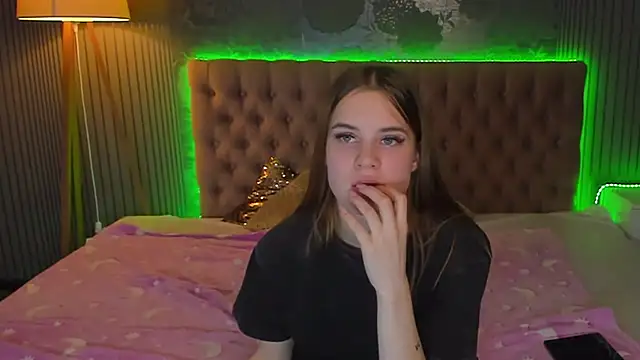 Snapshot of LuisaClover chatting on November 18, 2025, 2:43 pm LuisaClover online show from November 18, 2025, 2:43 pm