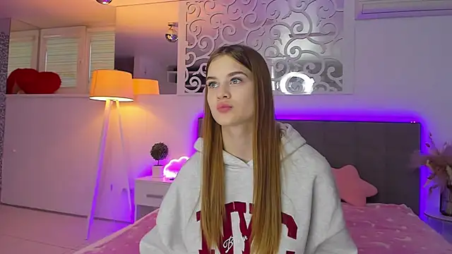 LuisaClover online show from December 3, 2025, 1:20 pm