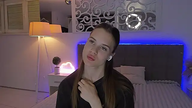 Snapshot of LuisaClover chatting on July 27, 2026, 1:01 am LuisaClover online show from July 27, 2026, 1:01 am