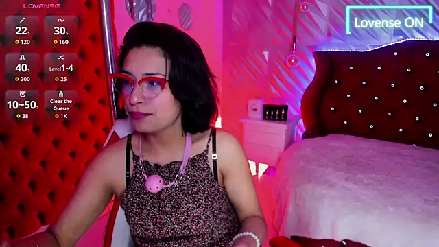 Snapshot of Roxanne_Han chatting on May 7, 2026, 12:10 pm Roxanne Han online show from May 7, 2026, 12:10 pm