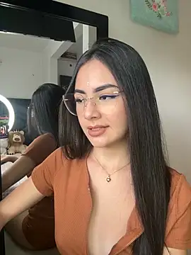 IslaCole online show from November 4, 2025, 9:47 pm