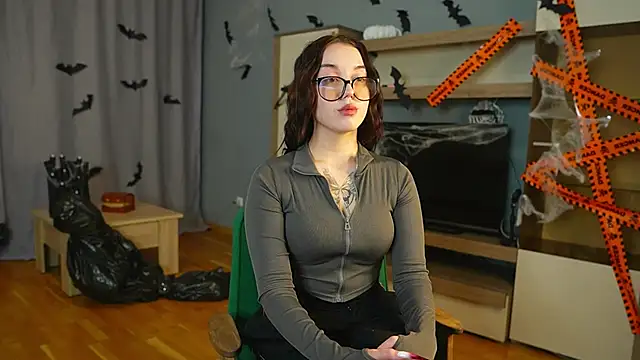 Snapshot of CharleenHosten chatting on November 1, 2025, 1:13 pm CharleenHosten online show from November 1, 2025, 1:13 pm