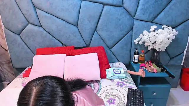 JulietaDiamond online show from June 17, 2026, 3:31 am