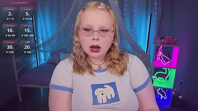Snapshot of LottieReed chatting on June 7, 2026, 12:09 pm LottieReed online show from June 7, 2026, 12:09 pm