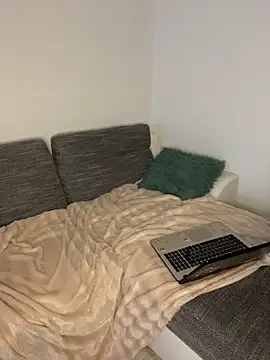 EllaMoonlight online show from December 17, 2025, 10:10 am