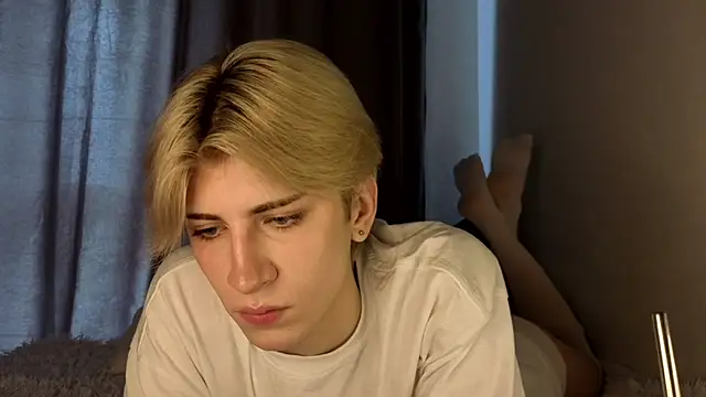 Snapshot of Oliver_star_boy_ chatting on June 14, 2026, 11:23 am Oliver star boy online show from June 14, 2026, 11:23 am