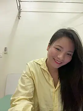 Snapshot of Bee_Yellow00 chatting on December 3, 2025, 4:31 am Bee Yellow00 online show from December 3, 2025, 4:31 am