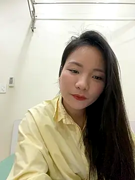 Snapshot of Bee_Yellow00 chatting on December 4, 2025, 4:33 am Bee Yellow00 online show from December 4, 2025, 4:33 am