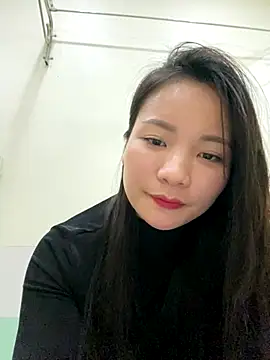 Snapshot of Bee_Yellow00 chatting on December 5, 2025, 4:43 am Bee Yellow00 online show from December 5, 2025, 4:43 am